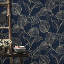 Boutique Vliesbehang Royal Palm Donkerblauw (111302) 8 Boutique Vliesbehang Royal Palm Donkerblauw (111302) -Thuisbehangwinkel 123 1660